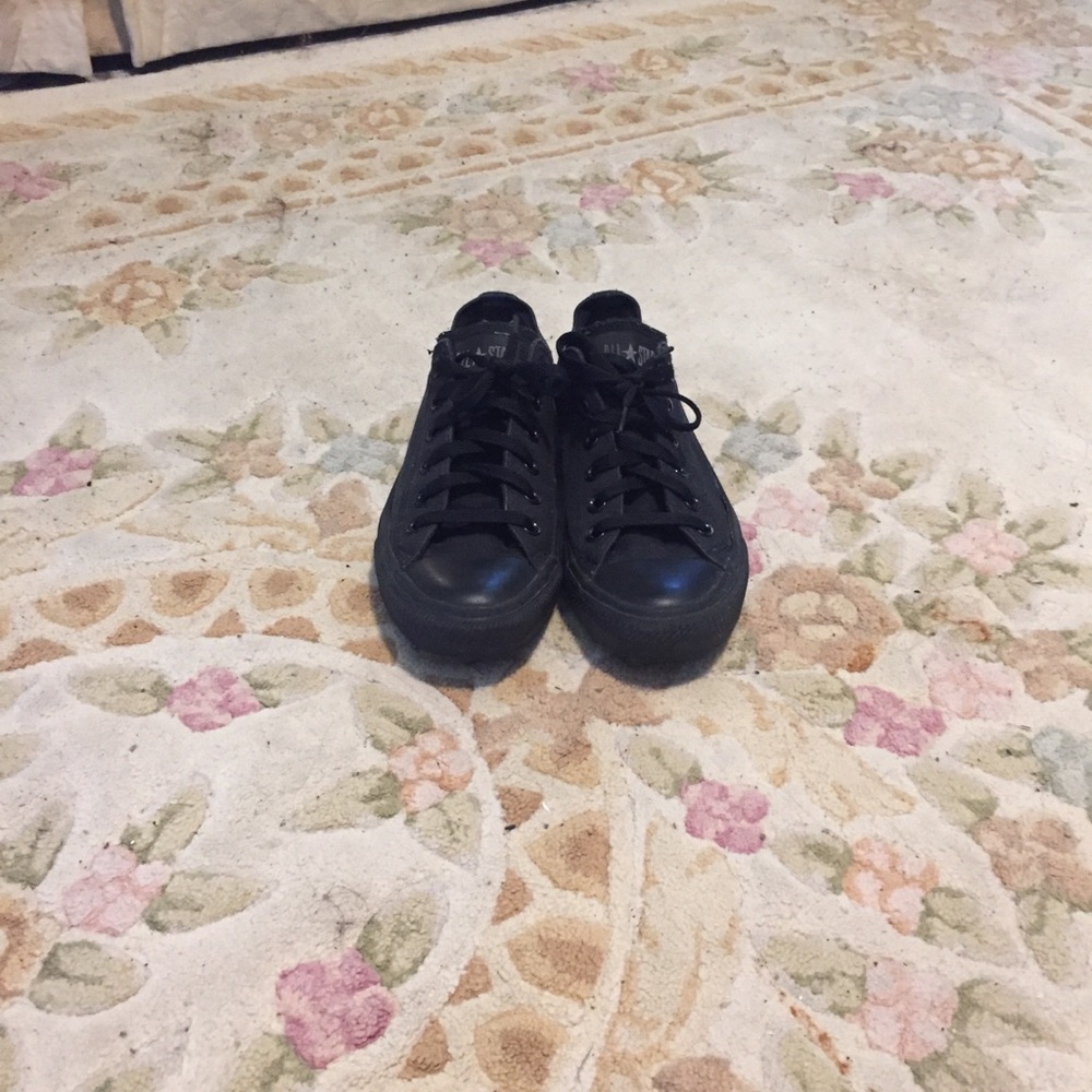 [SOLD] black converse